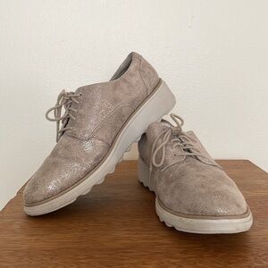 Good condition Clark’s Gold Platform Sneaker’s
- Women Color: Gold